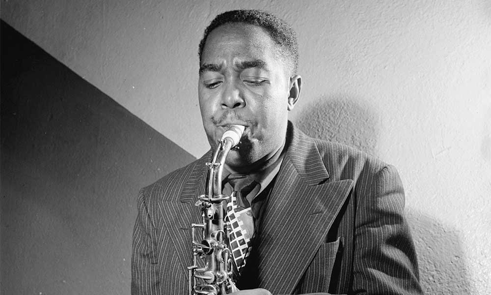 https://www.udiscovermusic.com/wp-content/uploads/2018/10/Portrait-of-Charlie-Parker-Carnegie-Hall-New-York-N.Y.-ca.-1947-Library-Of-Congress-1000.jpg