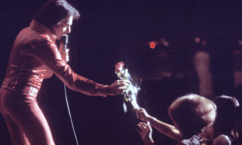 50 Years Ago: Neil Diamond Catches Fire With 'Hot August Night