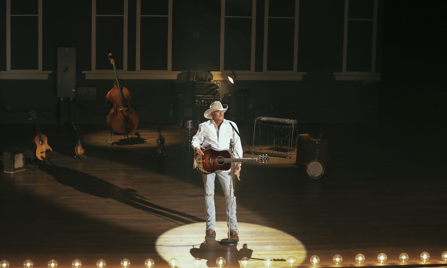 Alan Jackson tampil di Video Ryman’s Where’d You Go