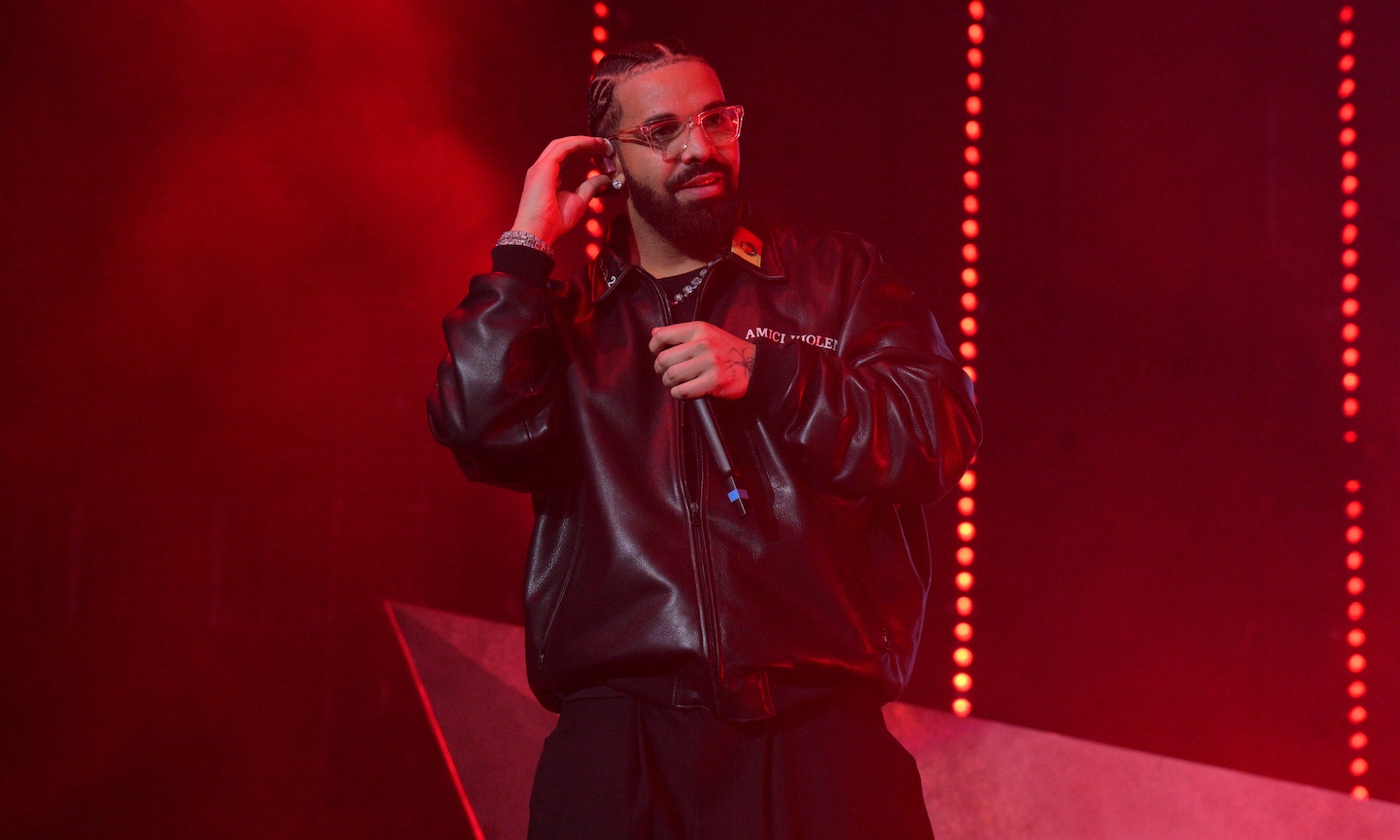 Drake stops concert to get fan's Odell Beckham jersey signed: video