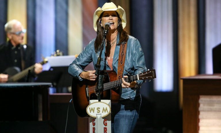 Terri Clark Announces Ryman Show, Greatest Hits Vinyl